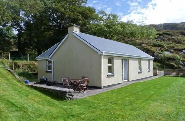THE BAY, pet friendly, with open fire in Caherdaniel, County Kerry