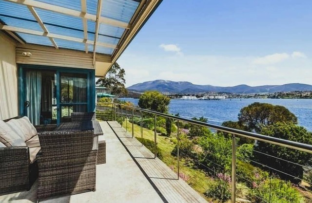 "The Bay Waterfront" - 10 Min to CBD, Sleeps 9.