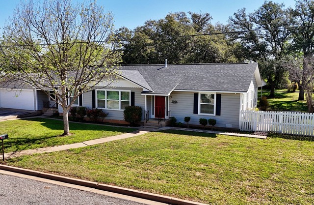 The Bayley House, The Bayley House - Large Home on 1/2 Acre in Llano