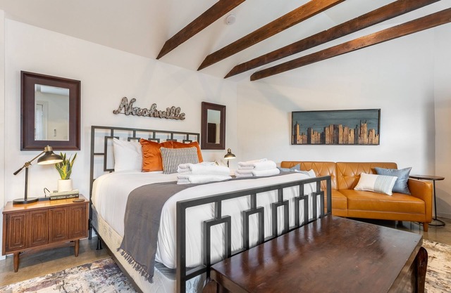 The Bea Arthur - Charming Guest House Only 5 Minutes from Downtown