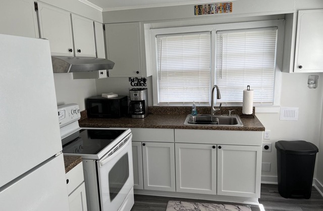 The Beach Bungalow! Newly Renovated. Minutes from WB.