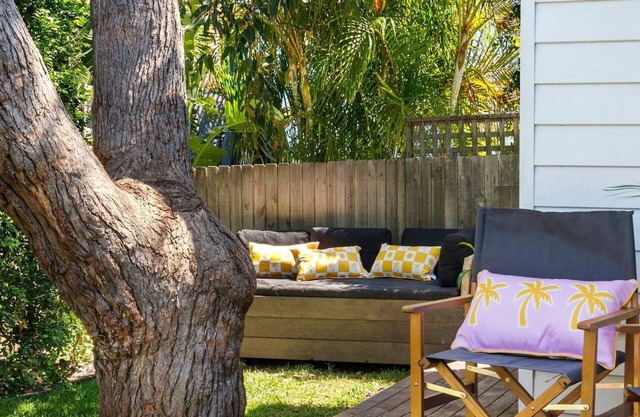 The Beach Cabin - enchanting holiday studio apartment nestled in Freshwater