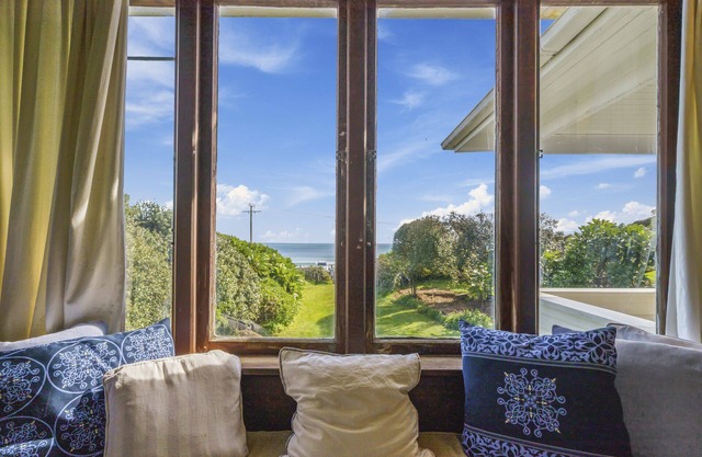 The Beach Cottage - Paekakariki Holiday Home