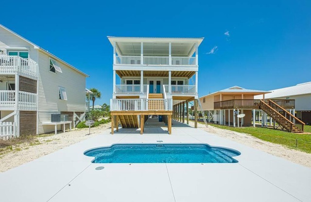 The Beach Fox- Sleeps 26- Walk to the Beach!