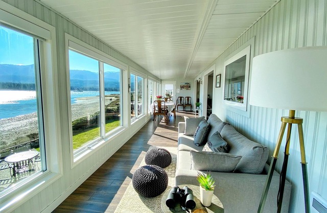 'The Beach House' at Deep Bay -Enjoy the beachfront experience-