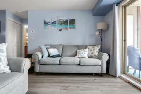 The Beach House Pool Access 5 Min Walk to Lake Sleeps 8