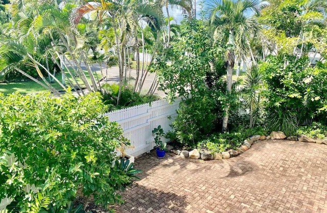 The Beach House-walk to Pallarenda beach!