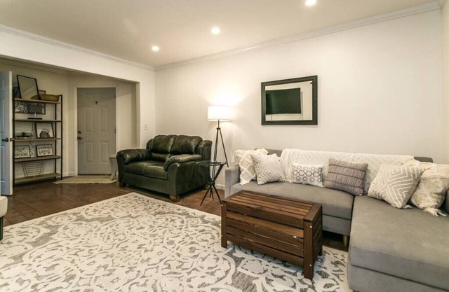 Coastal Chic-"The Beach Pad" Luxury Sylvan Getaway