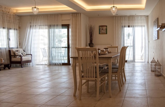 El apartamento frente a la playa es parte del complejo Villa Omega en Lygaria Beach. En
