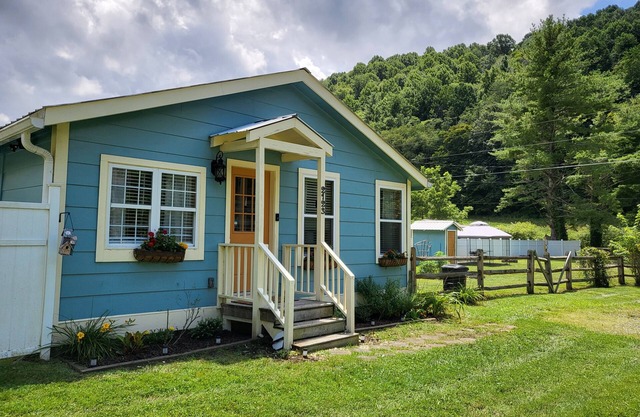 The Bean Cottage. Less than five miles to downtown Boone. Easy access.