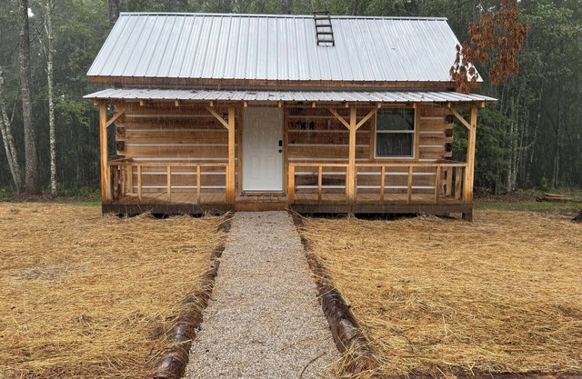 “The Bear Cave” WhittleSticks Cabin in Lancing TN