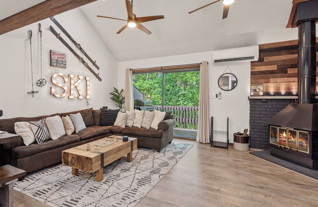 The Bear's Den by AvantStay | Prime Location, Renovated w/ Movie & Game Room