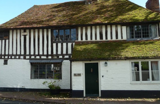 The Bell House- Beautiful 16th century cottage on the village green