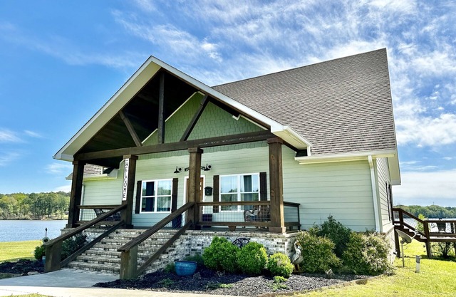 The Bend Waterfront Retreat, Private Boat Launch, Two Docks, Panoramic Views!