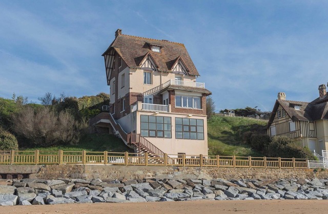 La villa Benervilloise con los pies en el agua