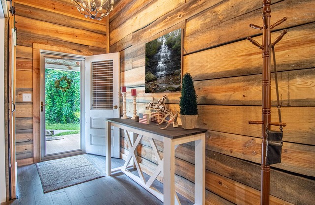 The Benton House sleeps 7