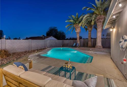 The Best Getaway In The Desert With Heated Pool!