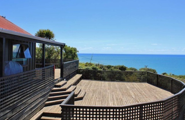 The Big Deck - "las mejores vistas al mar en Raglan"