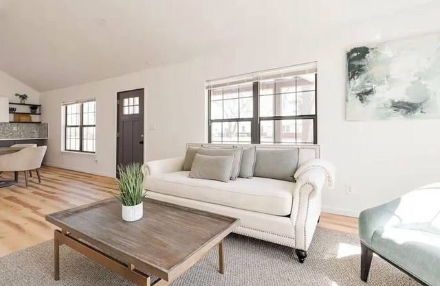 The Bethany Bungalow a Charming 3-bedroom house: WiFi, AC in welcoming Bethany