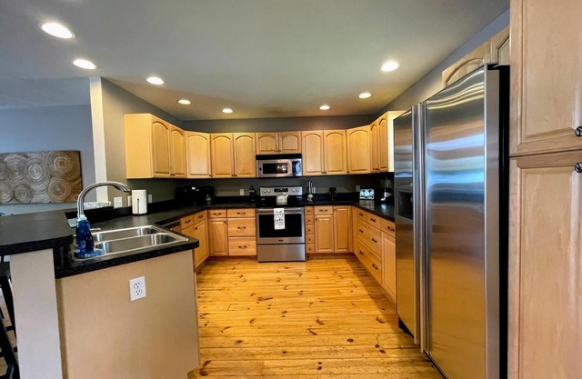 ¡¡RESERVAR AHORA!! Cottage en el complejo privado de 5 acres con 350 'frente al lago de pato.
