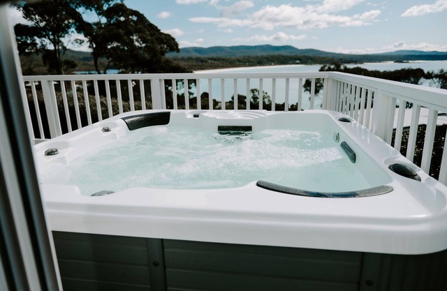 THE BILLOWS - BINALONG BAY. Hamptons style escape overlooking the Bay of Fires.