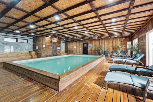 The birch House Heated Pool, Sauna, Hot Tub & More