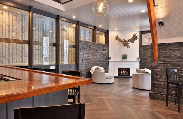 The Birch Ridge: English Gentleman's Room #9 - King Suite In Killington, Vermont. Hot Tub. 1 Bedroom Home