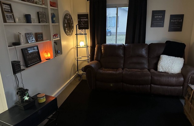 The Black House - 3 Beds - 2 bed rooms - laundry room ~ Close To Fishing!
