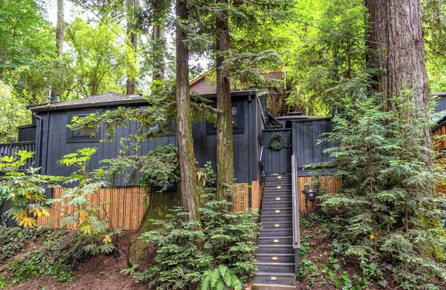 The Black Nest~Stunning and Serene Redwood Retreat 5 Stars! WIFI/HotTub/Pup