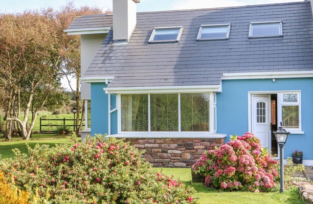 THE BLUE ANNEX, pet friendly, with open fire in Tralee, County Kerry