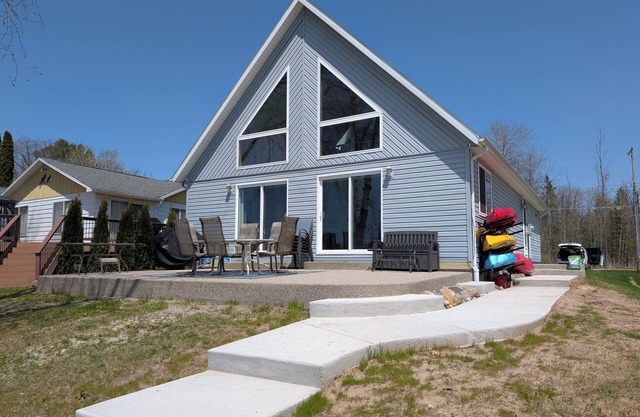 The Blue Chalet on Sage Lake! - near boat launch - pontoon available for rent