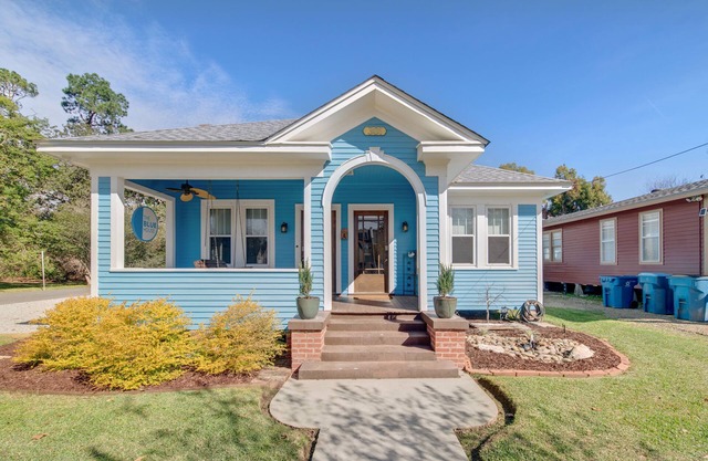 The Blue House - Historic & Completely Updated, Walkable!