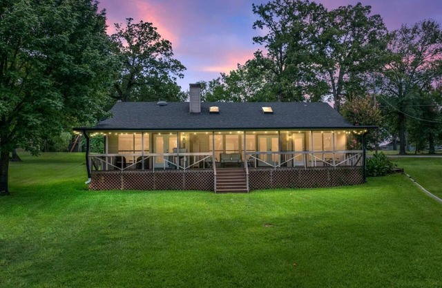 The Blue House - Lake Front Getaway