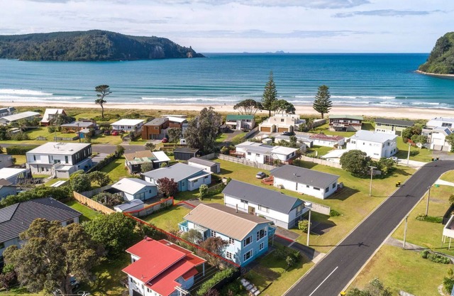 The Blue House - loads of Kiwi bach character just 30 seconds to the beach