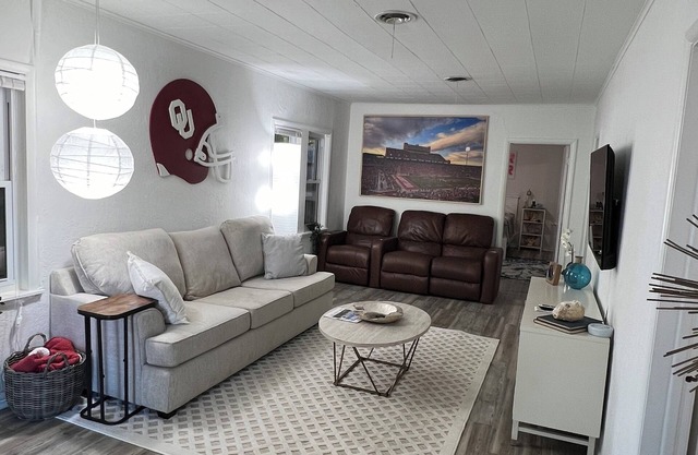 The Blue House on Campus Corner! Awesome tailgating area and 2 bedroom!!