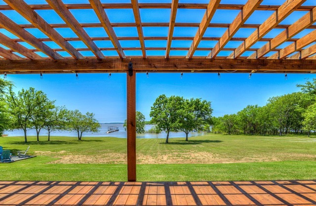 The Blue Oasis ~ Lakefront, boat dock, hot tub & fire pit