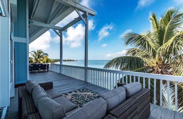 The Blue Pearl: Spacious Open Water Retreat, Stunning Sunsets, Boat Bar, Room for Everyone & Fido!