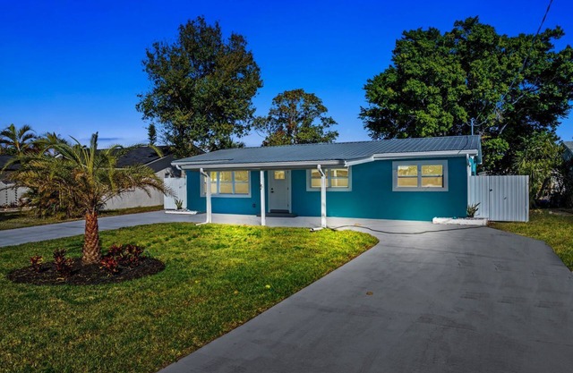 The Blue River House. 3-bedroom Pool house in peaceful Fort Myers with AC, WiFi