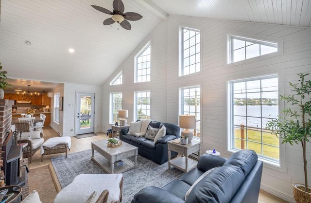 The Bluebird Cottage Lake Front 4bdrms