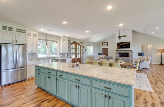 “The Bluffs” A Family-Friendly Home w Deck & Breathtaking Lake View