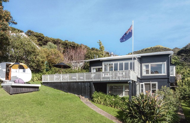 The Boat House at Arran Bay - The Boat House at Arran Bay is a spectacular family holiday home in Arran Bay. With 4 bedrooms, plus caravan sleepout,it can sleep up to 8 adults and 12 guests in total.