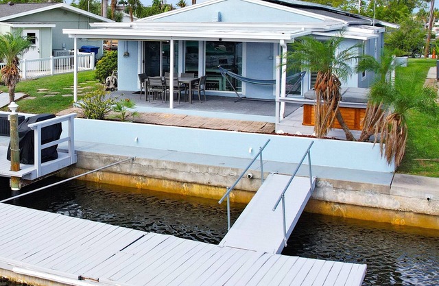 The BoatHouse: Bright Beautiful Home w/ Hot Tub, Kayaks and Boat Dock
