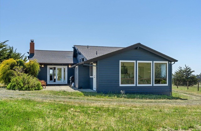The Bodega House-Enchanting Coastal Charmer!Beach & Pastures! WiFi/Yard Games