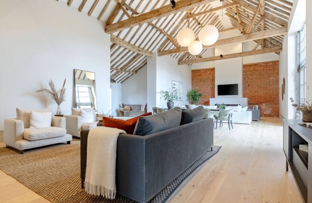 The Brick Barn - Five Bedroom House, Sleeps 10
