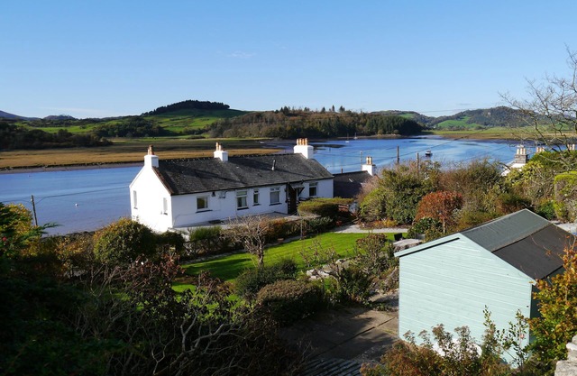 The Bridge - sleeps 6 guests in 3 bedrooms