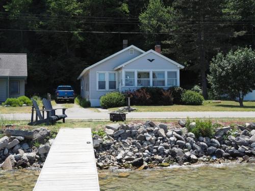 The Bright And Breezy - Lakefront With Spa!