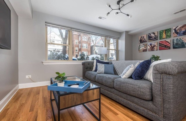 Condominio totalmente designado en Andersonville, debe ver!