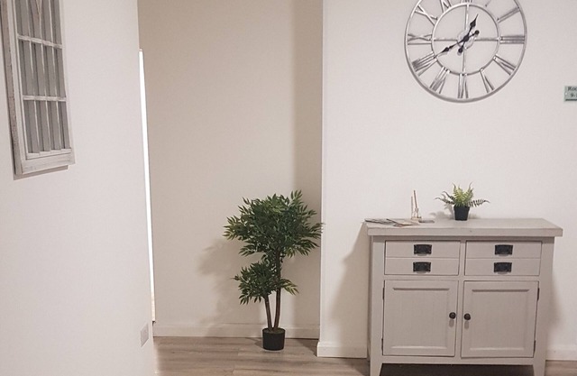 The Broadway Rooms with parking and restaurant, close to National Space Centre