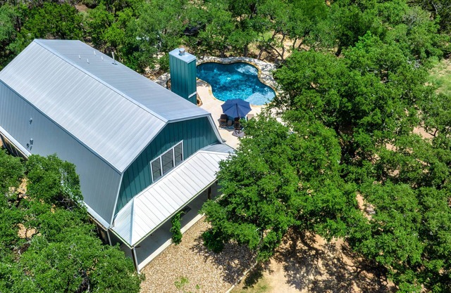 The Broken Tree Ranch: Barnhouse in the Woods with Pool & RV hook-up