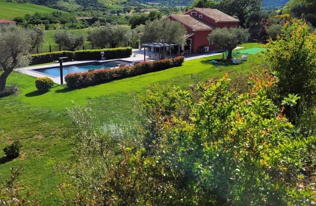LA CASA DE LOS SECRETOS - Villa con jardín privado y piscina